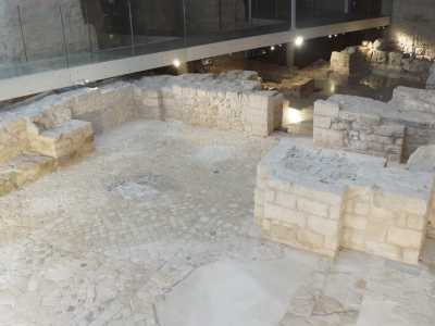 L�ambiente, in muratura chiara, � illuminato da piccoli faretti e percorso da un �sentiero� a vetrate che mostra sotto i piedi la base del bastione. 
